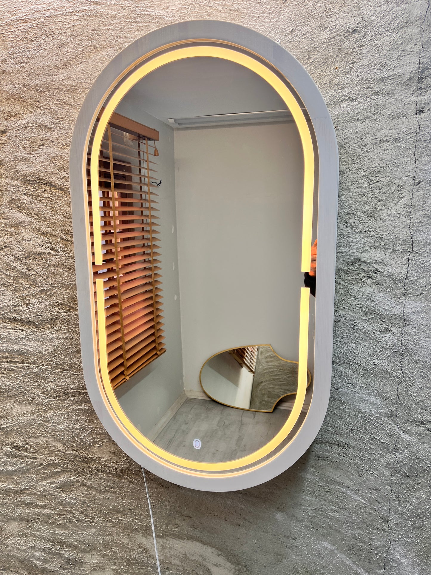 LED Işıklı Dimmable Banyo Aynası Dolaplı – Modern Duvar Tipi Oval Tasarım