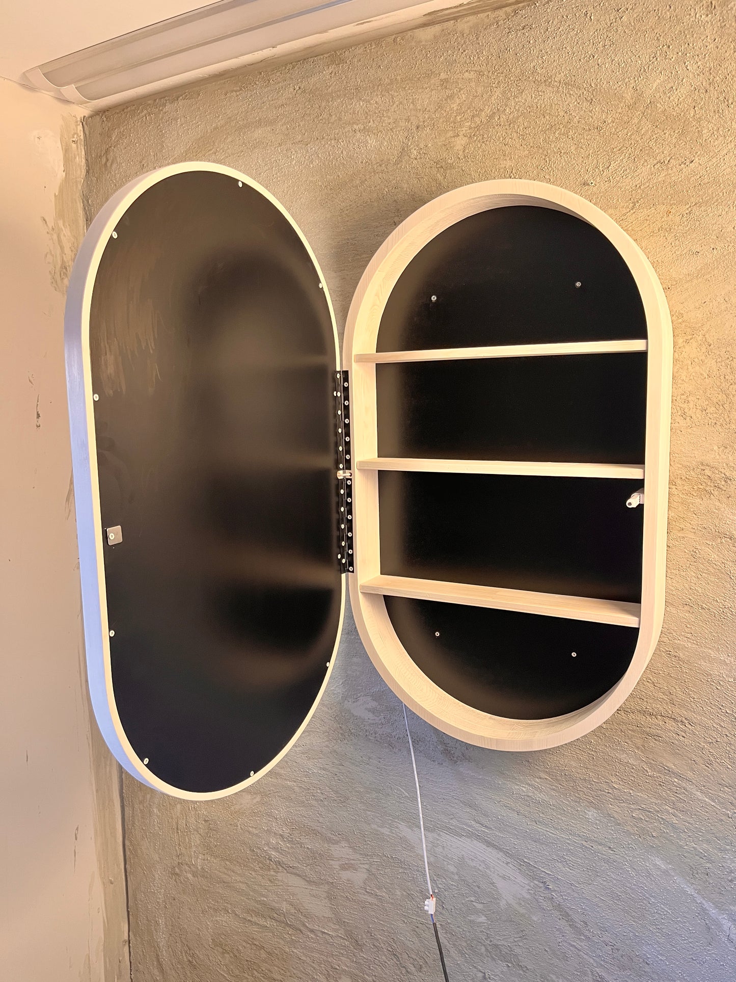 LED Işıklı Dimmable Banyo Aynası Dolaplı – Modern Duvar Tipi Oval Tasarım