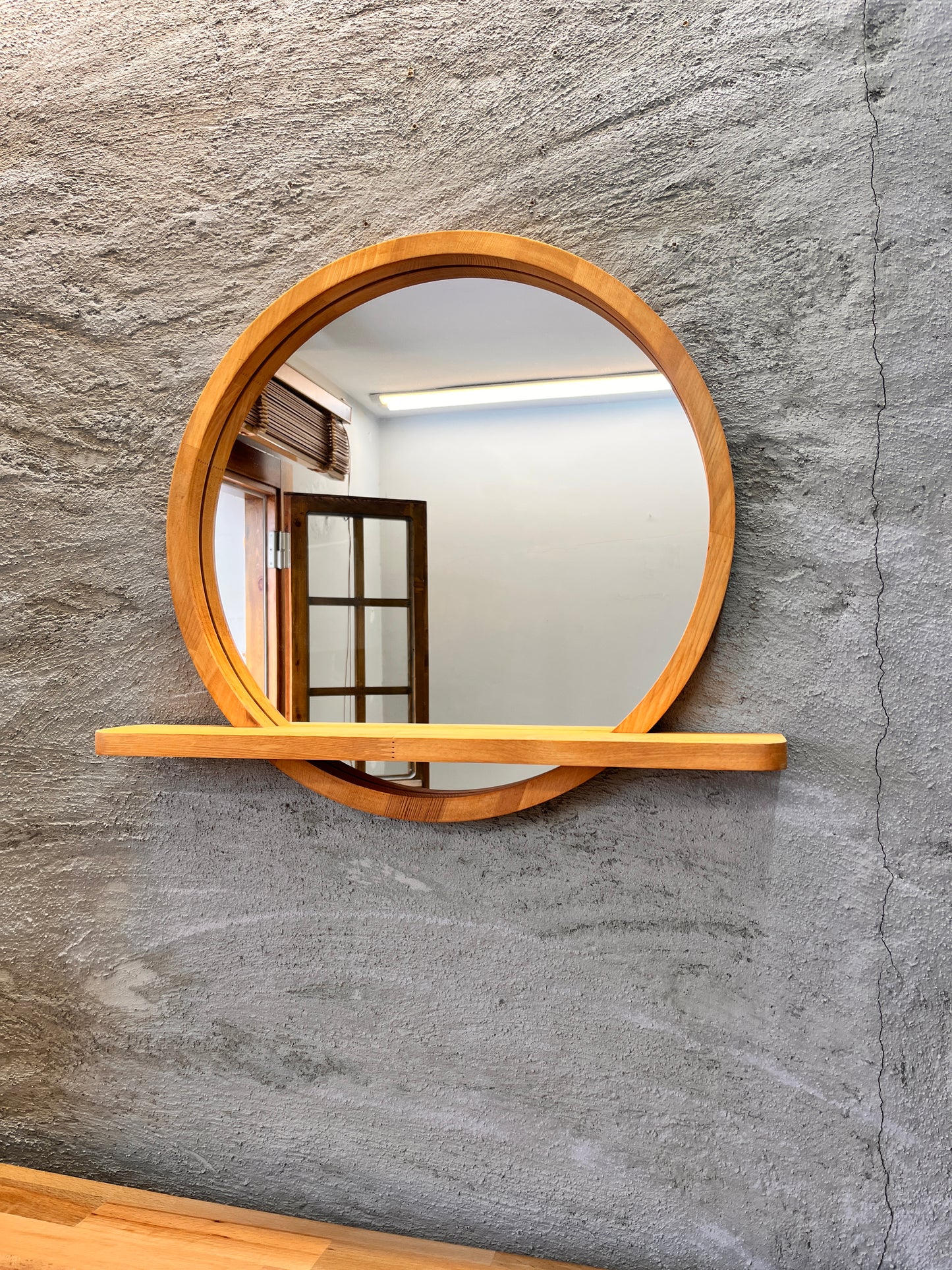 Raflı Masif Kayın Ağacı Yuvarlak Ayna – İskandinav Tarzı Antre ve Banyo Aynası