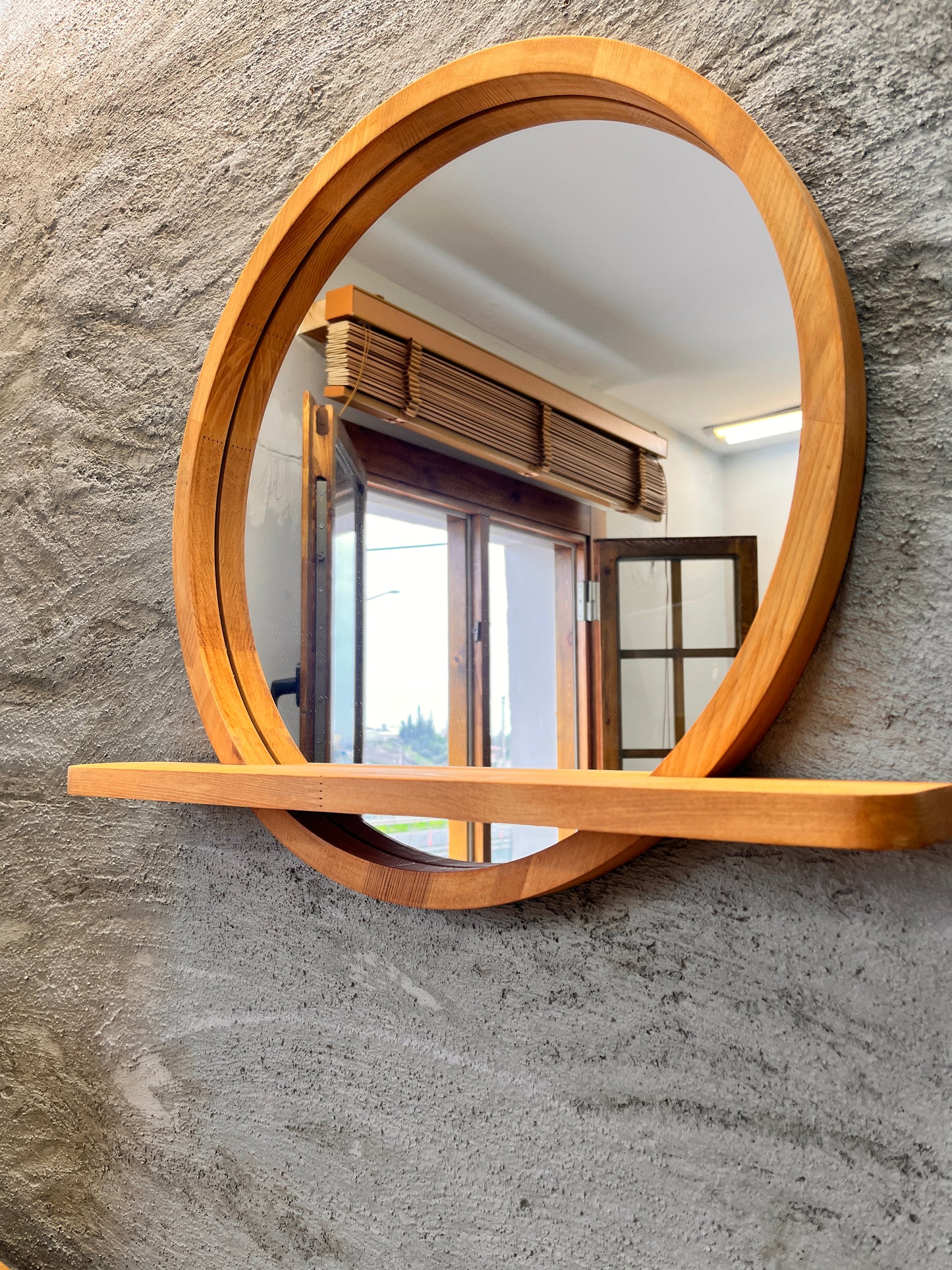 Raflı Masif Kayın Ağacı Yuvarlak Ayna – İskandinav Tarzı Antre ve Banyo Aynası