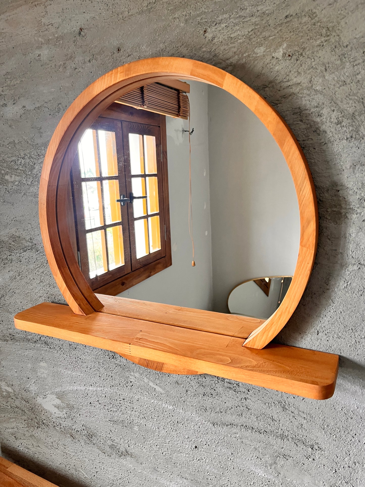 Raflı Masif Kayın Ağacı Yuvarlak Ayna – İskandinav Tarzı Antre ve Banyo Aynası