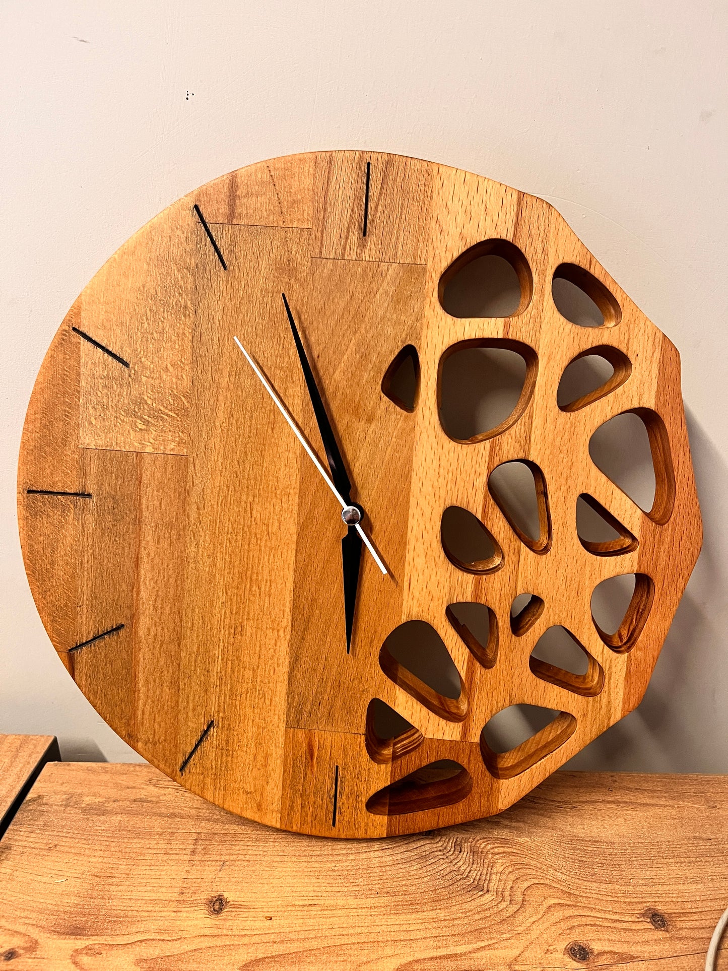 El Yapımı Ahşap Duvar Saati – Kayın Ağacı Modern Dekoratif Saat – 30x30 cm Minimalist Doğal Ahşap Saat