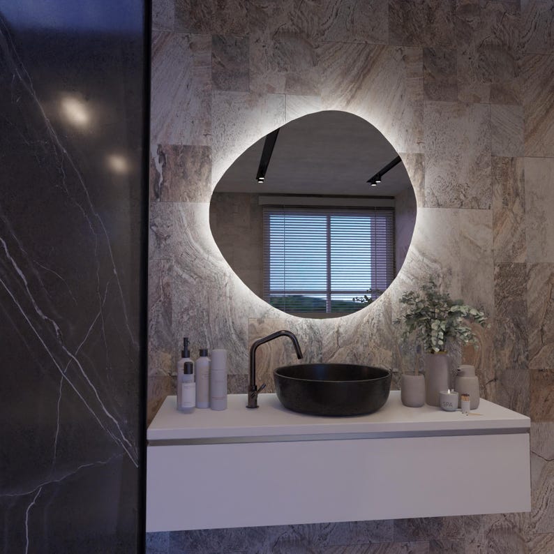 Organik Form LED Banyo Aynası – Modern Aydınlatmalı Dekoratif Ayna, Arkadan Işıklı Tasarım