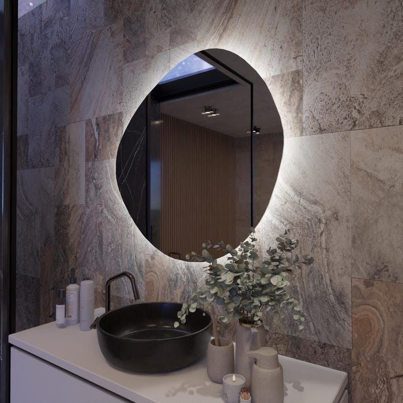 Organik Form LED Banyo Aynası – Modern Aydınlatmalı Dekoratif Ayna, Arkadan Işıklı Tasarım