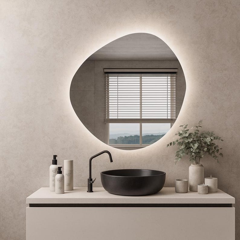 Organik Form LED Banyo Aynası – Modern Aydınlatmalı Dekoratif Ayna, Arkadan Işıklı Tasarım