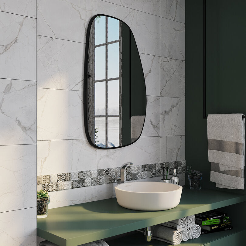 Modern Organik Form Banyo Aynası – Çerçeveli Asimetrik Duvar Aynası | Minimalist Şık Dekor Ayna