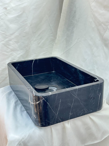 Toros Siyah Mermer Lavabo – Dikdörtgen El Yapımı Banyo Lavabosu (55×35×14 cm)