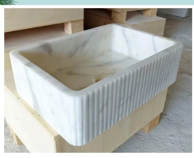 Carrara Beyaz Mermer Duvara Monte Banyo Lavabo – İnce Oyma Tasarımlı, El Yapımı Doğal Mermer Lavabo