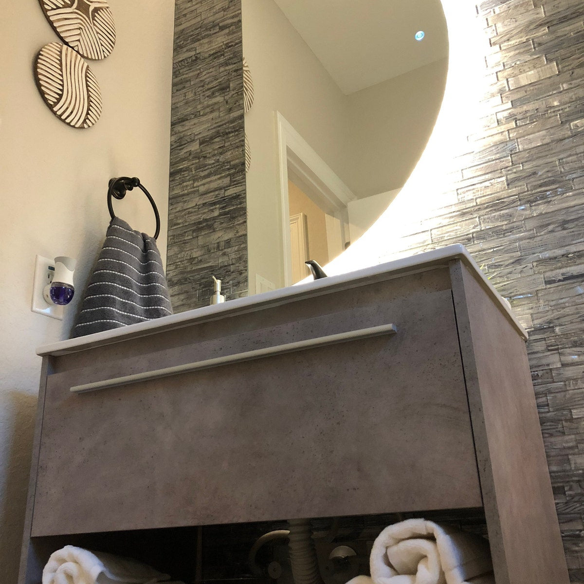 Yarım Ay LED Banyo Aynası – Modern Arkadan Aydınlatmalı Ayna, Dekoratif Minimal Tasarım Aydınlatmalı Ayna