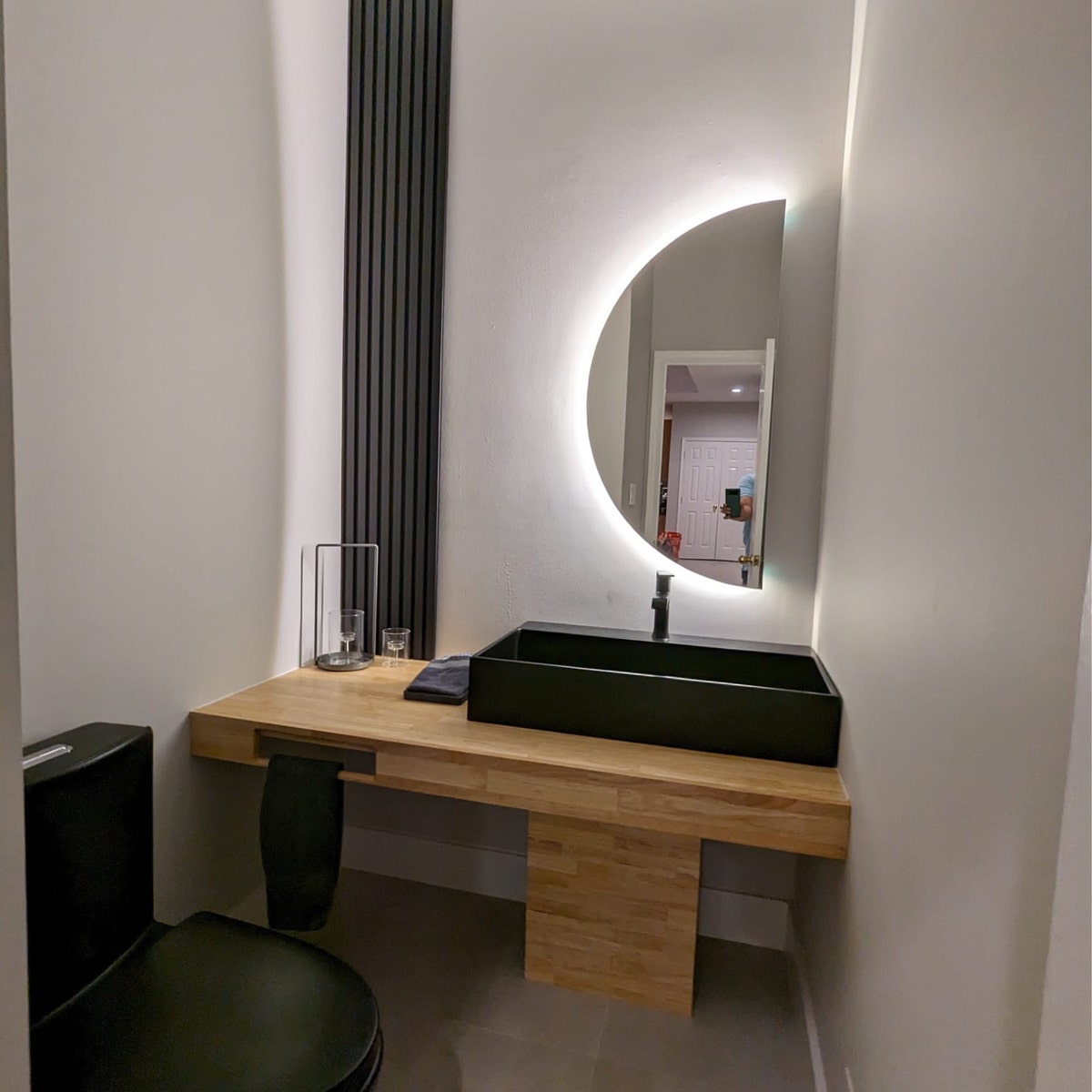 Yarım Ay LED Banyo Aynası – Modern Arkadan Aydınlatmalı Ayna, Dekoratif Minimal Tasarım Aydınlatmalı Ayna