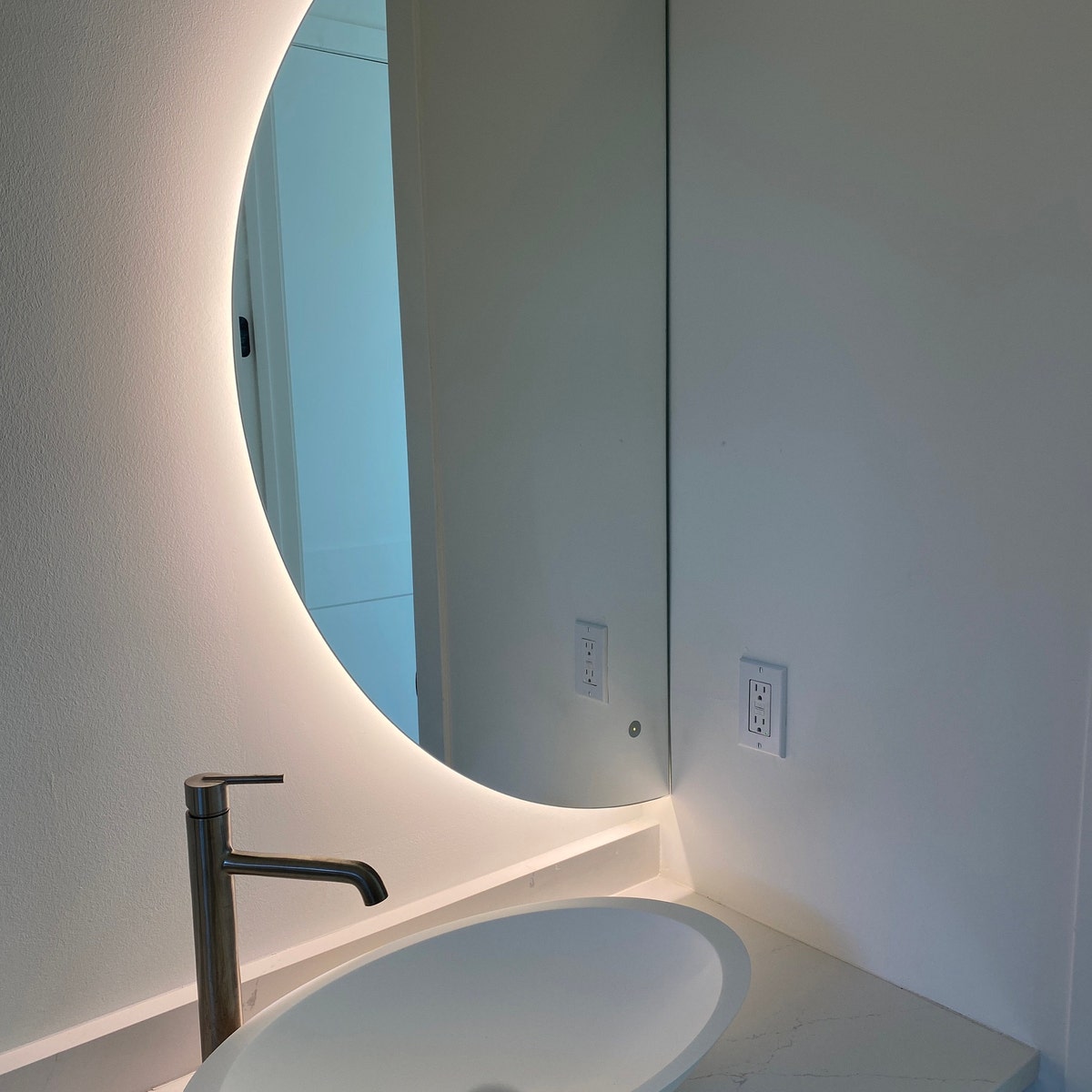 Yarım Ay LED Banyo Aynası – Modern Arkadan Aydınlatmalı Ayna, Dekoratif Minimal Tasarım Aydınlatmalı Ayna