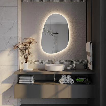 Modern Asimetrik LED Banyo Aynası – Organik Form Dekoratif Duvar Ayna Tasarımı
