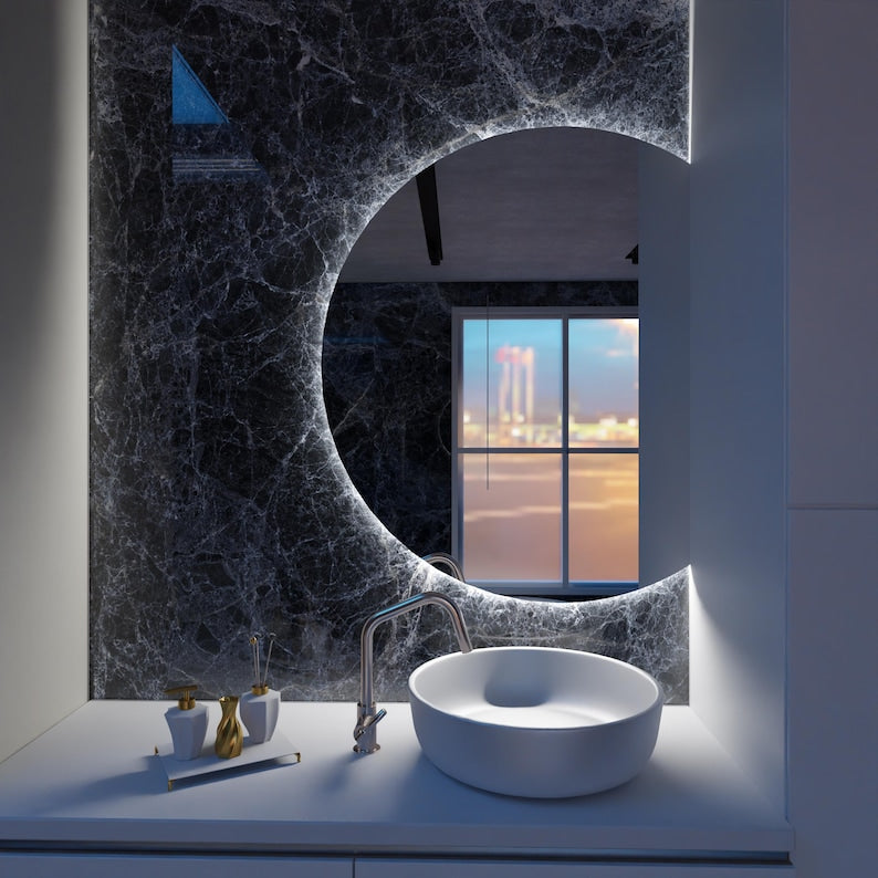 Yarım Ay LED Ayna – Modern Arkadan Aydınlatmalı Banyo Aynası, Minimalist Işıklı Ayna Tasarımı