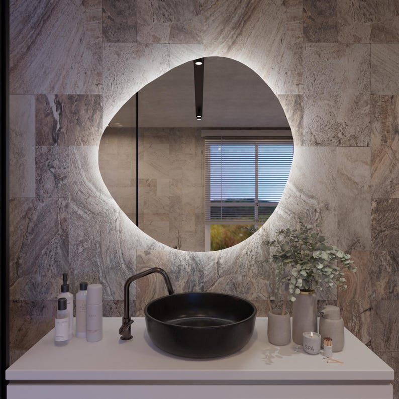 Organik Form LED Banyo Aynası – Modern Aydınlatmalı Dekoratif Ayna, Arkadan Işıklı Tasarım