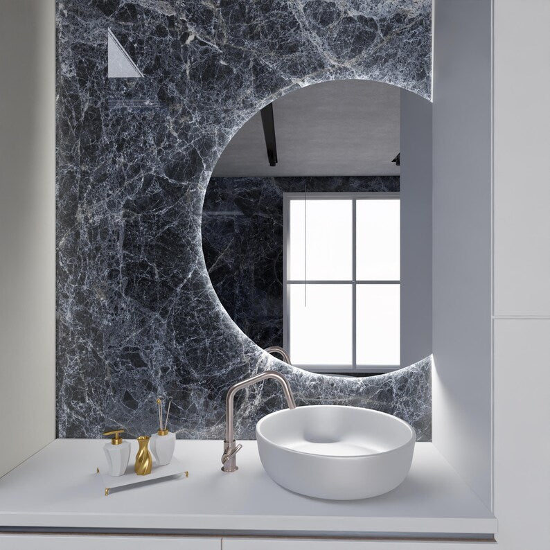 Yarım Ay LED Ayna – Modern Arkadan Aydınlatmalı Banyo Aynası, Minimalist Işıklı Ayna Tasarımı