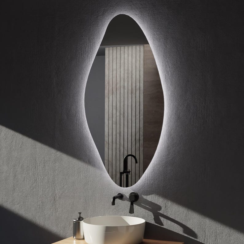 Modern Organik LED Banyo Aynası – Asimetrik Dekoratif Işıklı Ayna, Duvara Monte Tasarım