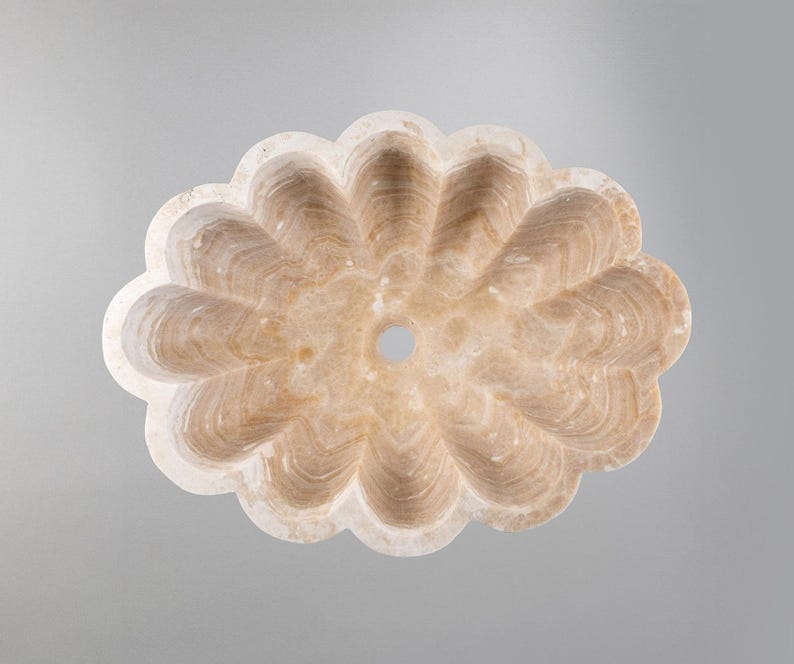 Doğal Traverten Mermer Oval Çiçek Formu Lavabo – El İşçiliği Banyo Tezgâh Üstü Lavabo (55 × 42 × 14 cm)