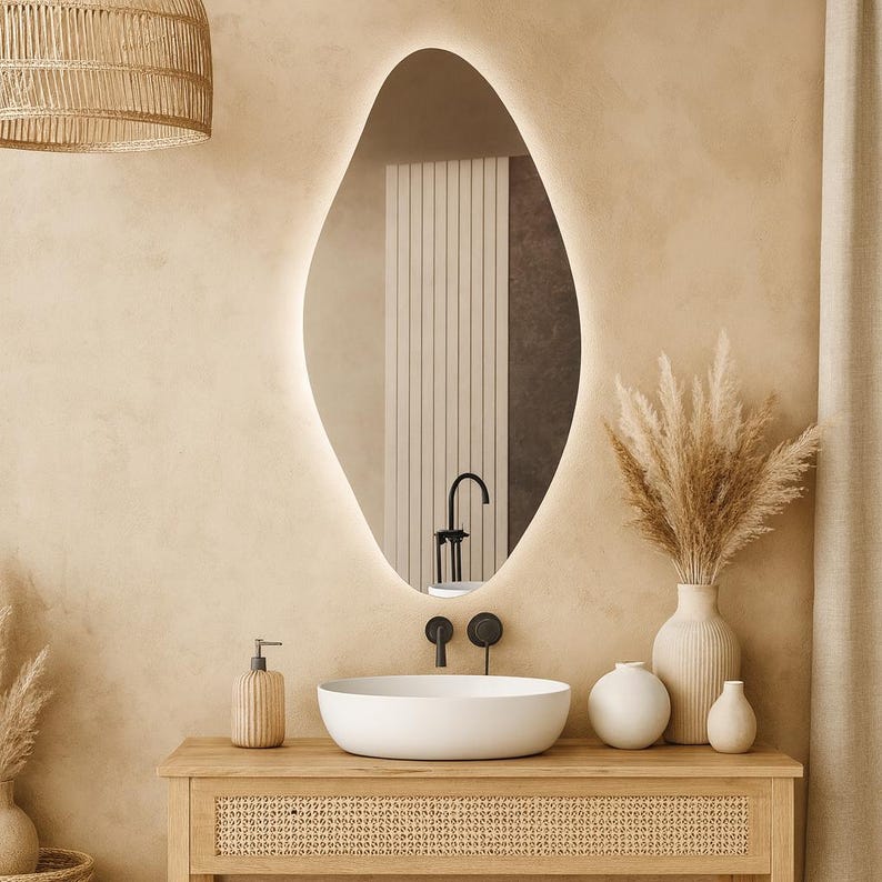 Modern Organik LED Banyo Aynası – Asimetrik Dekoratif Işıklı Ayna, Duvara Monte Tasarım