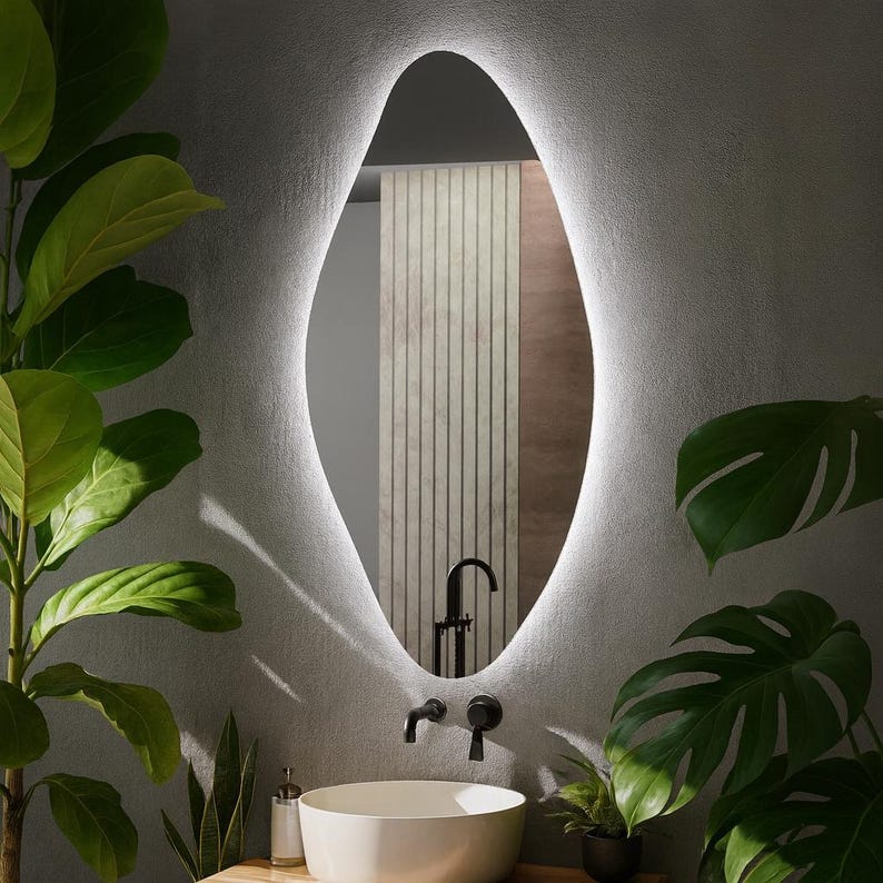 Modern Organik LED Banyo Aynası – Asimetrik Dekoratif Işıklı Ayna, Duvara Monte Tasarım