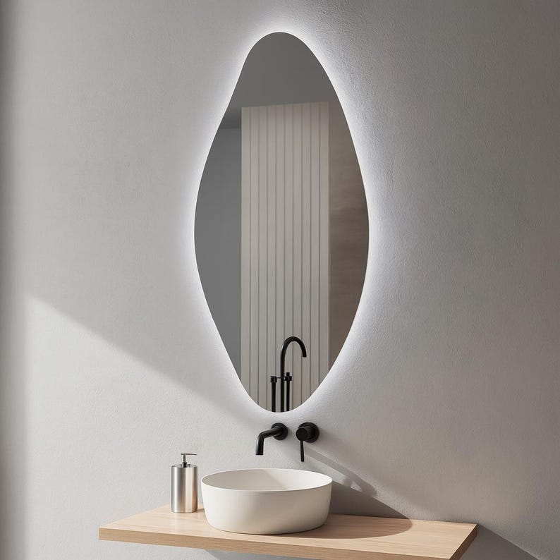 Modern Organik LED Banyo Aynası – Asimetrik Dekoratif Işıklı Ayna, Duvara Monte Tasarım
