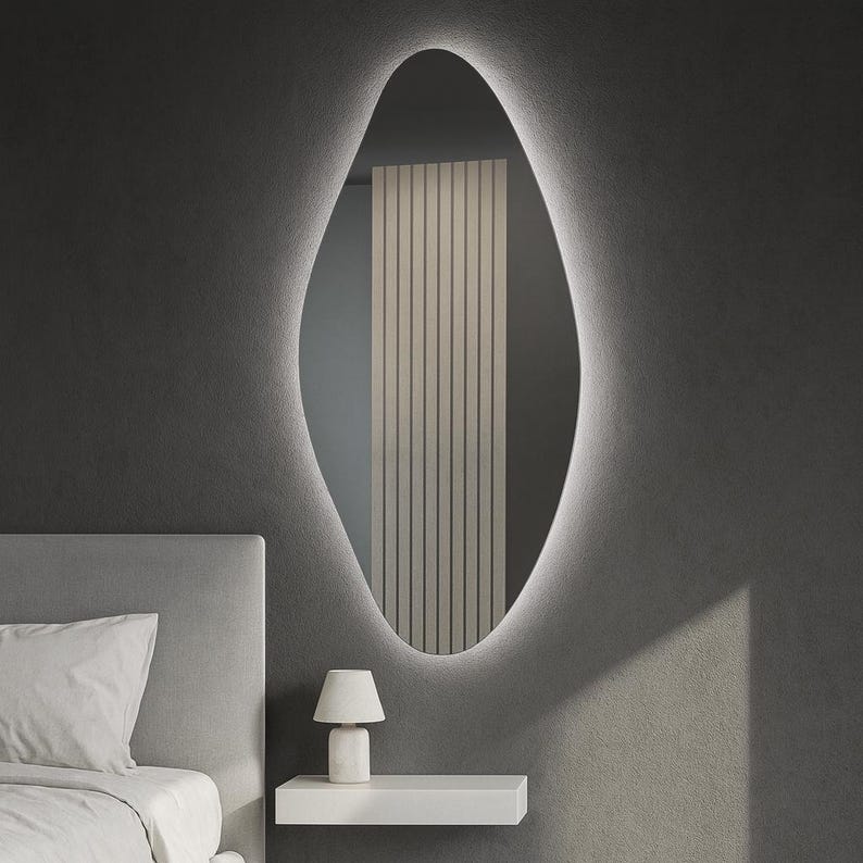 Modern Organik LED Banyo Aynası – Asimetrik Dekoratif Işıklı Ayna, Duvara Monte Tasarım