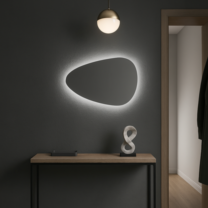 Organik Şekilli LED Banyo Aynası – Modern Arkadan Aydınlatmalı Işıklı Ayna, Minimalist Tasarım