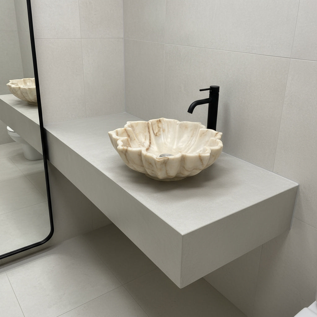 Beyaz Oniks Mermer Çiçek Formlu Lavabo – El Oyması Doğal Taş Banyo Lavabosu | L48×W48×H15 cm