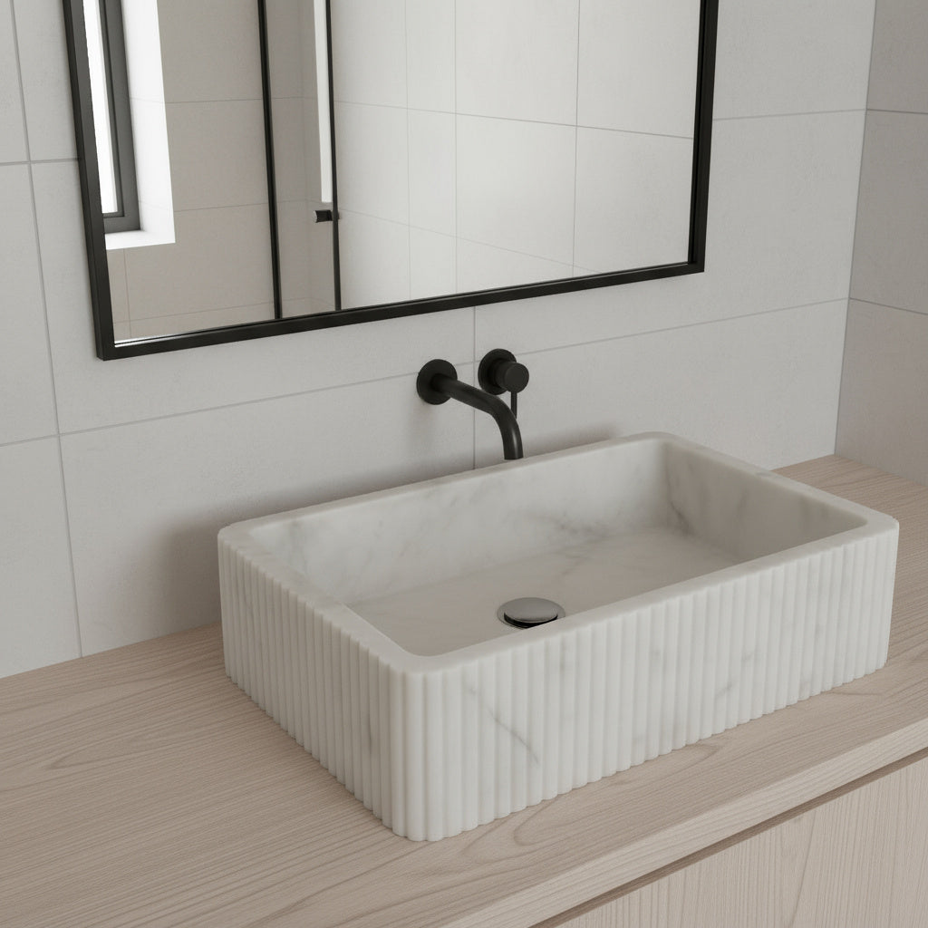 Carrara Beyaz Mermer Duvara Monte Banyo Lavabo – İnce Oyma Tasarımlı, El Yapımı Doğal Mermer Lavabo