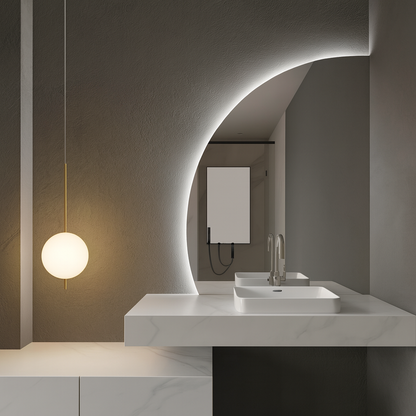 Yarım Ay LED Ayna – Modern Arkadan Aydınlatmalı Banyo Aynası, Şık Dekoratif LED Duvar Aynası