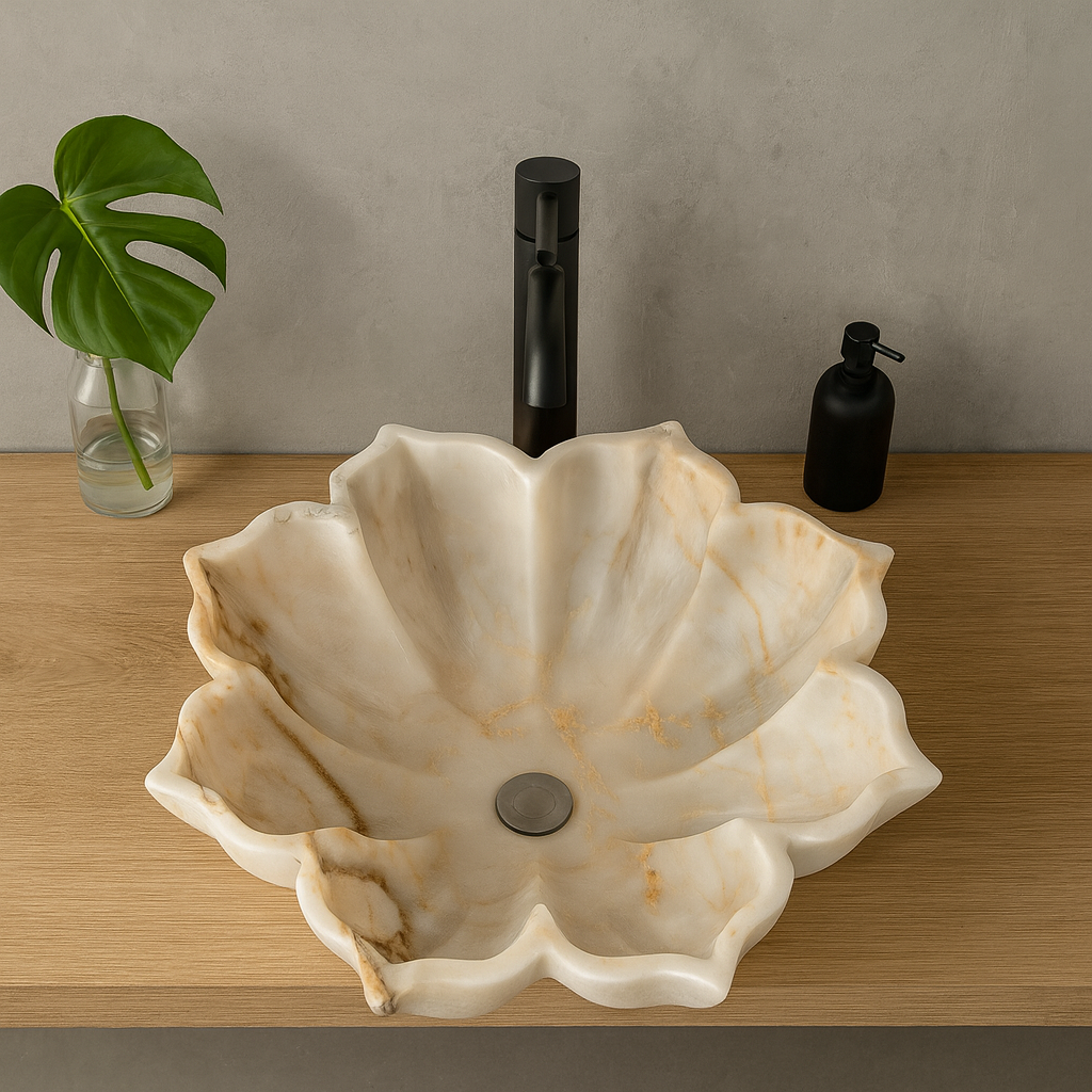 Beyaz Oniks Mermer Çiçek Formlu Lavabo – El Oyması Doğal Taş Banyo Lavabosu | L48×W48×H15 cm