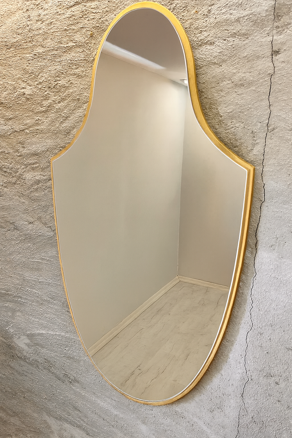 Altın Çerçeveli Dekoratif Duvar Aynası – Modern Oval Salon Aynası Tasarımı