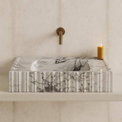 Calacatta Viola Mermer Duvara Monte Banyo Lavabosu – Flütlü Dikdörtgen Tasarım (L71 × W46 × H15 cm)