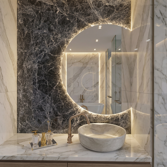 Yarım Ay LED Ayna – Modern Arkadan Aydınlatmalı Banyo Aynası, Minimalist Işıklı Ayna Tasarımı