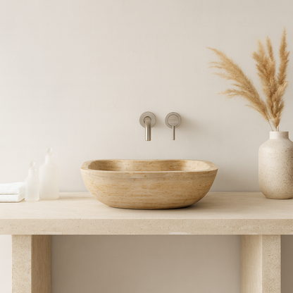 Doğal Traverten Mermer Lavabo – El Oyması Kare Form Banyo Tezgâh Üstü Lavabo (45×45×15 cm)