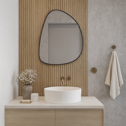 Modern Asimetrik Banyo Aynası – Çerçeveli Organik Form Dekoratif Duvar Aynası