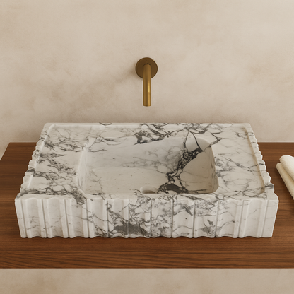 Calacatta Viola Mermer Duvara Monte Banyo Lavabosu – Flütlü Dikdörtgen Tasarım (L71 × W46 × H15 cm)
