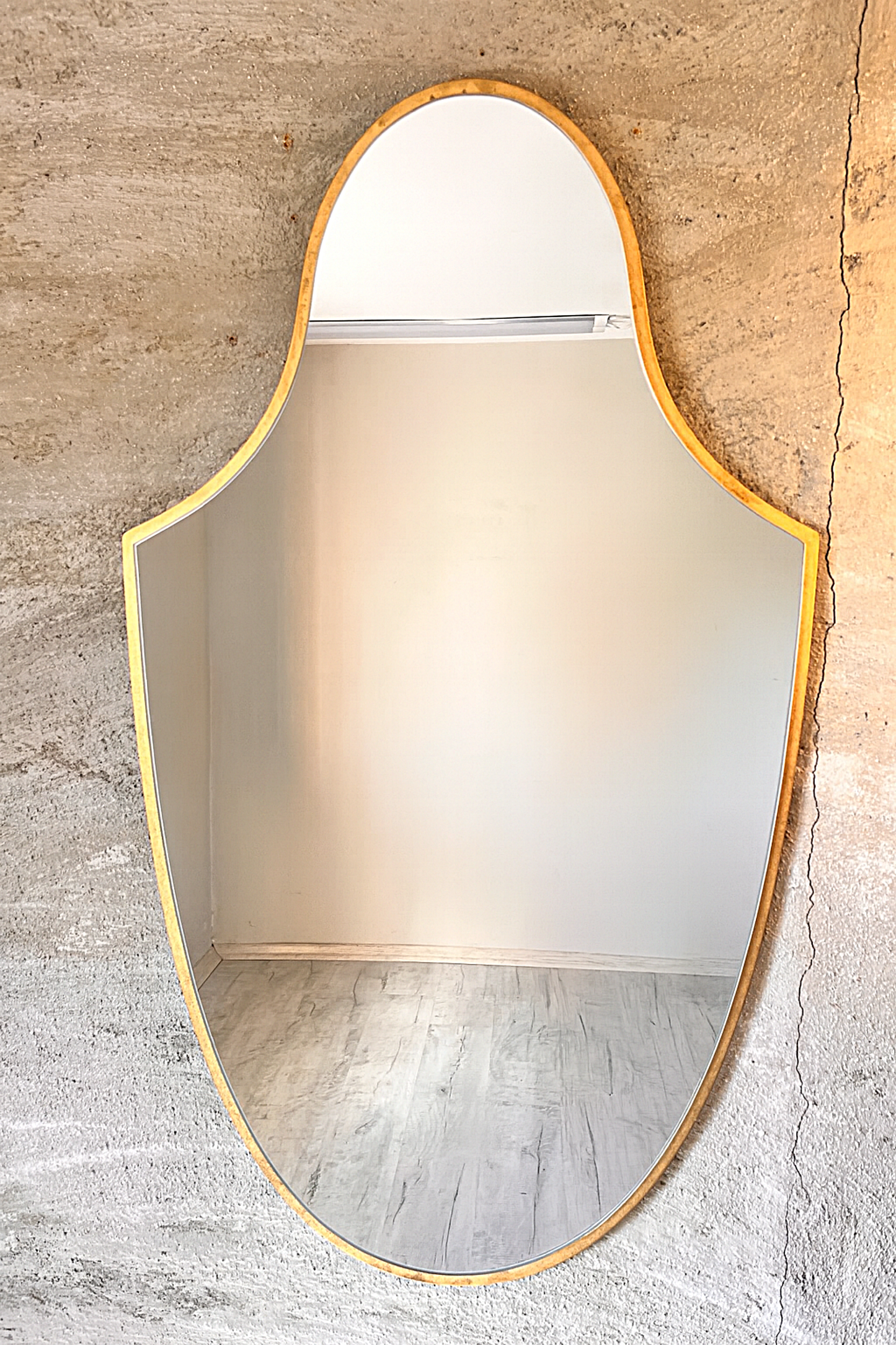 Altın Çerçeveli Dekoratif Duvar Aynası – Modern Oval Salon Aynası Tasarımı