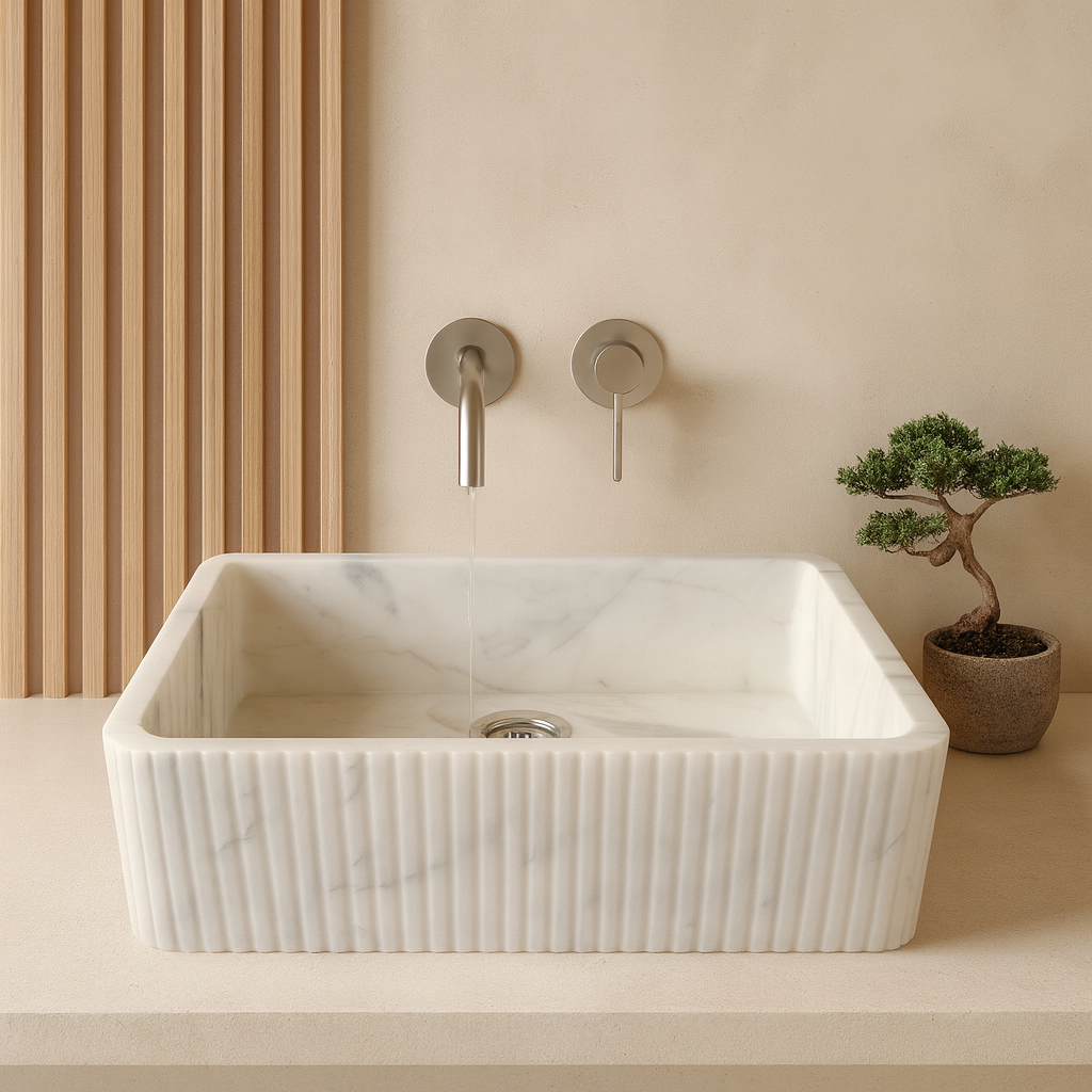 Carrara Beyaz Mermer Duvara Monte Banyo Lavabo – İnce Oyma Tasarımlı, El Yapımı Doğal Mermer Lavabo