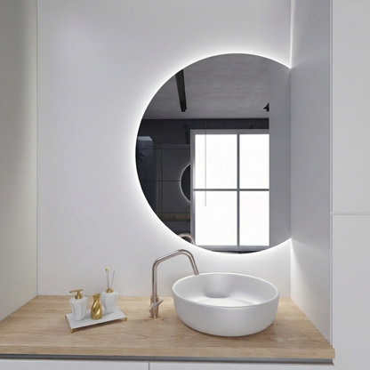 Yarım Ay LED Ayna – Modern Arkadan Aydınlatmalı Banyo Aynası, Minimalist Işıklı Ayna Tasarımı