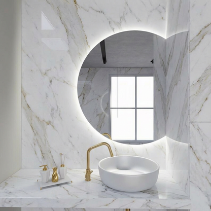 Yarım Ay LED Ayna – Modern Arkadan Aydınlatmalı Banyo Aynası, Minimalist Işıklı Ayna Tasarımı