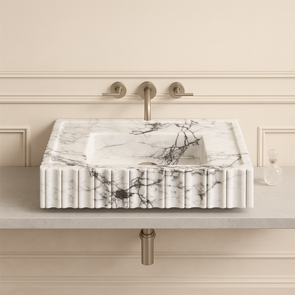Calacatta Viola Mermer Duvara Monte Banyo Lavabosu – Flütlü Dikdörtgen Tasarım (L71 × W46 × H15 cm)