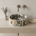 Calacatta Viola Mermer Lavabo – El İşçiliği Yuvarlak Banyo Lavabosu | 40,5×40,5×14 cm